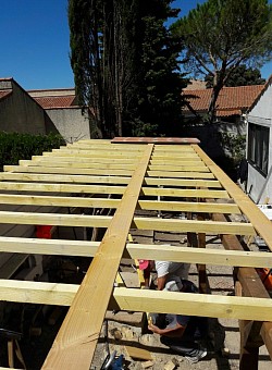 Charpente en cour de réalisation 